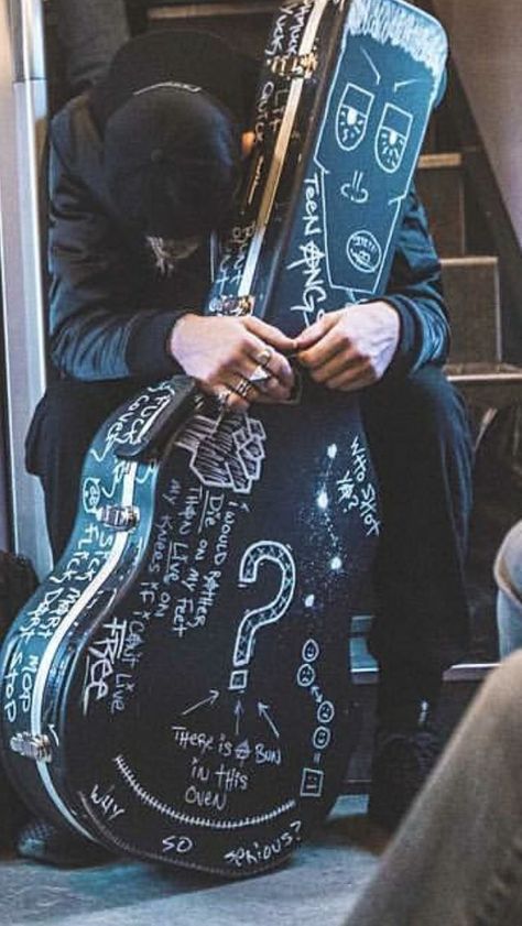 Electric Guitar Case Aesthetic, Mgk Guitar, Guitar Case Aesthetic, Electric Guitar Case, Guitar Obsession, Cool Electric Guitars, Guitar Case, Custom Guitar, Guitar Art