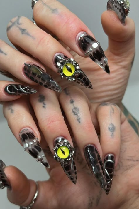 Halloween Nails Halloween Nails Creepy, Gel X Halloween Nails, Natural Nails Halloween, Godzilla Nails, Halloween 3d Nails, Hallow Nails, Alternative Nails Designs, Halloween Nails 3d, Crazy Halloween Nails