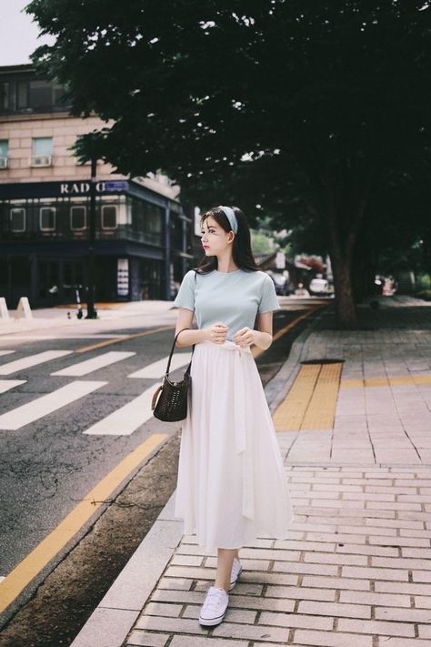 Girly Outfits Elegant, Coastal Feminine Outfit, Korean Spring Summer Outfits, How To Pose With Skirt, Feminine Fits Aesthetic, Elegant Daily Outfit Classy, Korean Casual Dresses, Classy Feminine Outfits Casual, Korean Summer Fashion Aesthetic