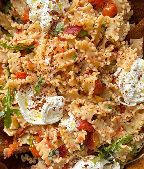 peaches n' cream pasta salad - by katie - the sunday stack Breakfast Pasta Salad, Peach Pasta Salad, Pasta Salad Summer, Confit Recipes, Chili Pasta, Salad Summer, Chomp Chomp, Chili Spices, Cream Pasta