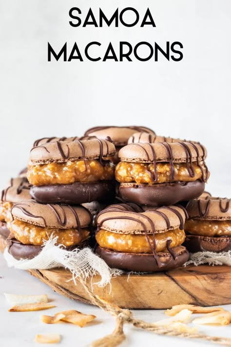 Samoa Cookie Macarons #macarons #girlscoutcookies #homemade #cookies #glutenfree #cookiebaking #glutenfreecookies #glutenfreetreats #frenchmacarons #chocolate #coconut Cookie Macarons, Samoa Cookies Recipe, Samoa Cookie, French Macaroon Recipes, Samoa Cookies, Macaron Recipes, Macaroon Cookies, Caramel Filling, Chocolate Macaron