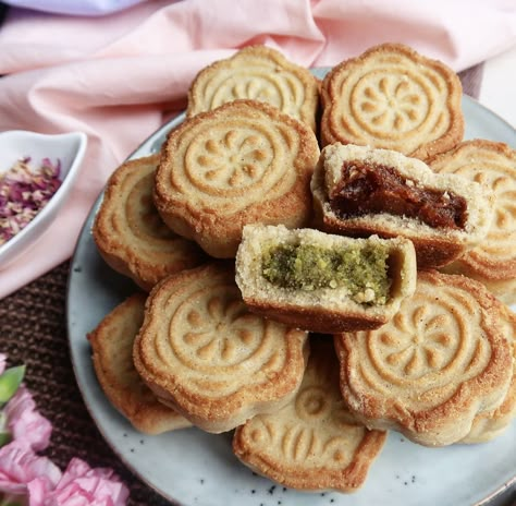 DATE AND PISTACHIO MAAMOUL COOKIES Maamoul Cookies, Maamoul Recipe, Jordanian Food, Moroccan Cookies, Mooncake Recipe, Arabic Desserts, Moroccan Cooking, حلويات عربية, Middle Eastern Desserts