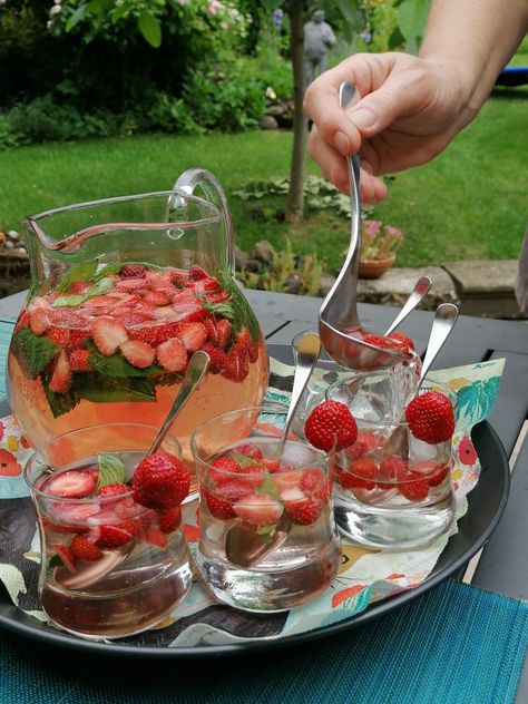 German Punch Recipe, German Summer Food, Sparkling Strawberry Punch, Drinks For Picnic, Summer Barbecue Party, 21st Party Food, Cocktail Picnic, Bbq Summer, Picnic Drink Ideas