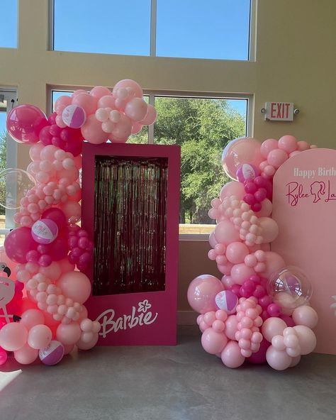 Barbie Stage Decoration, Boho Barbie Party, Barbie Balloon Decorations, Barbie Backdrop Birthday Party Ideas, Barbie Balloon Garland, Barbie Balloons, Barbie Bday, Barbie Winter, Barbie Party Decorations