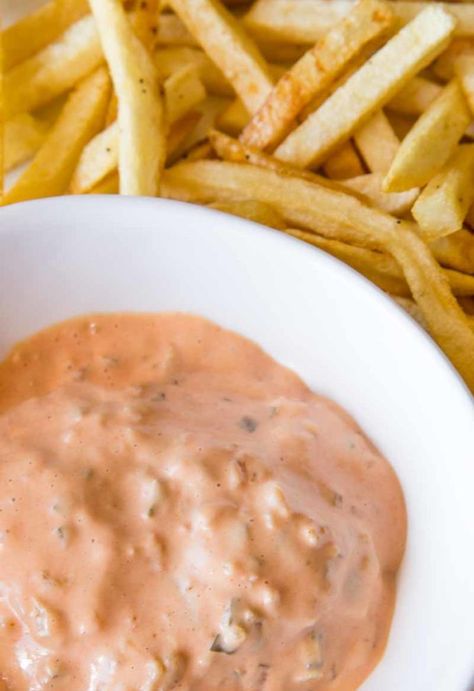 We love this In-N-Out Spread Dipping Sauce and it is so easy to make! In And Out Spread Recipe, Olive Garden Ravioli, In And Out Sauce, Burger Sauces Recipe, In And Out Burger, Copycat Olive Garden, Dinner Then Dessert, In N Out Burger, Cocktail Syrups