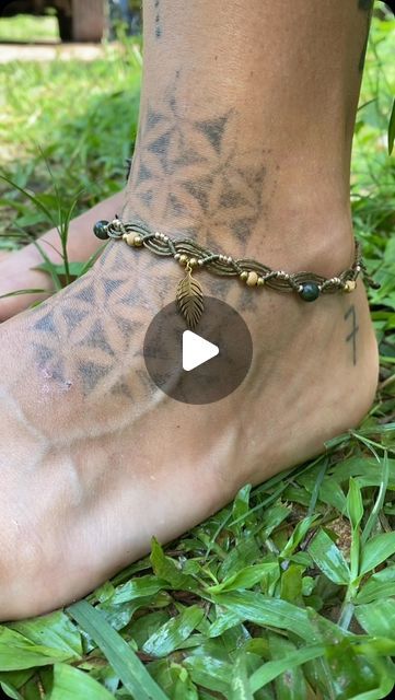 Jai Yen on Instagram: "Making our Jade Tropical Anklet 🌿
This was one of our original anklet designs, and is our most sold piece of jewellery ever! 

You can choose from a shiny golden palm leaf charm or a monstera leaf charm when you shop online at www.jaiyen.store 🌴

Also available in store @jai.yen_store 🌞
.
.
.
#handmadejewelry #handmadejewelrydesign #handmadeanklet #anklebracelet #anklet #jewelrytutorial #jewelrymaking #macramejewelry #macrametutorial #bohojewelry" Handmade Anklets, Anklet Designs, Macrame Tutorial, Handmade Jewelry Designs, Leaf Charms, Macrame Jewelry, Monstera Leaf, Palm Leaf, Ankle Bracelets