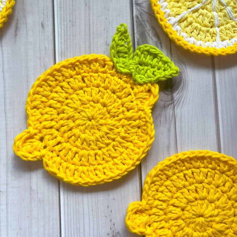 Crochet Lemon Coaster Pattern - thecaffeinatedsnail.com Crochet Lemon Potholder Pattern, Crochet Lemon Pattern Free, Lemon Crochet Pattern, Lemon Coaster, Lemon Crochet, Fruit Crochet, Crochet Lemon, Towel Toppers, Knitting Board