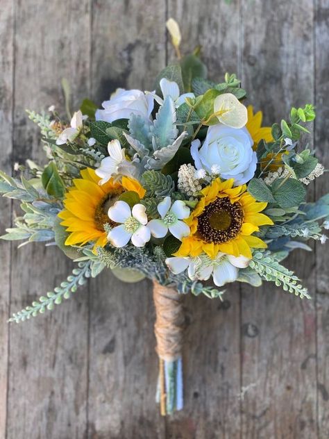 Sunflower Wedding Decorations, Bouquet Champetre, Dusty Pink Weddings, Sunflower Wedding Bouquet, Sunflower Themed Wedding, Artificial Wedding Bouquets, Bridal Sunflowers, Sunflower Bouquet, Flowers And Greenery