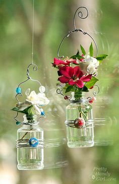 Lovely idea - bead and wire hanging flower vases Flower Vase Making, Hanging Vases, Deco Nature, Vase Crafts, Glass Flower Vases, Wooden Vase, Hanging Flowers, Diy Vase, Diy Farmhouse Decor