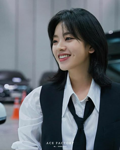 Lee Jooyoung, Lee Joo Young, Woman In Suit, Short Hair Tomboy, Korean Short Hair, Hair Inspiration Long, Hair Color Streaks, Shot Hair Styles, Haircuts For Medium Hair