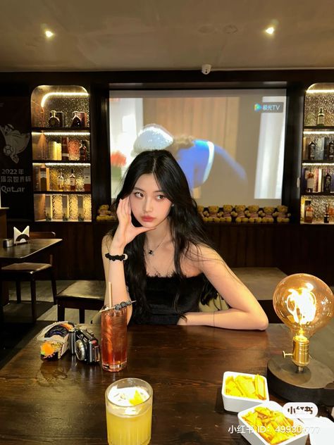 Pictures At Restaurant, China Photoshoot, Dinner Pics, Restaurant Pictures, 사진 촬영 포즈, Model Poses Photography, Foto Poses, Best Photo Poses, Date Dinner