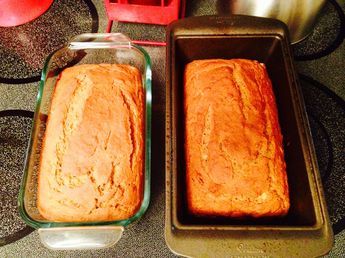 "Forks Over Knives" recipe for "Better-Than-Mom's Banana Bread". Vegan, whole foods, and super healthy & guilt-free dessert. ❤️ Amish Pumpkin Bread Recipe, Vegan Whole Foods, Banana Bread Vegan, Pumpkin Gingerbread, Banana Bread Recipe Healthy, Plant Based Desserts, Forks Over Knives, Wfpb Recipes, Plant Based Diet Recipes