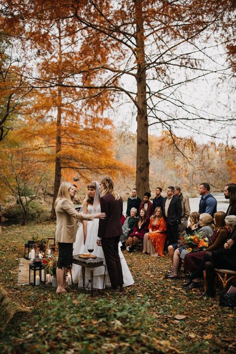 Intimate boho fall micro wedding in Missouri | Image by Inner Images Photography Backyard Autumn Wedding, Lowkey Wedding, Weddings Outdoor, Small Backyard Wedding, Wedding Guest Outfit Fall, Tiny Wedding, Breakfast Party, Intimate Wedding Photography, Micro Weddings