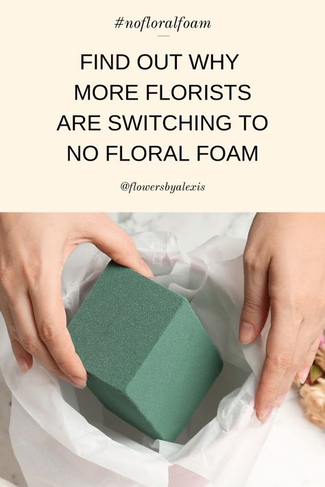 Florist Workspace, Foam Flower Arrangements, Florist Outfit, Florist Aesthetic, Florist Tips, Become A Florist, Florist Ideas, Florist Brand, Diy Flower Arrangements