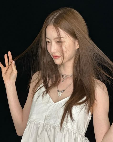 Milk Tea Balayage, Asian Hair Inspo, Balayage Long Hair, Korean Hair Color, Beige Hair, Hair Color Underneath, Hair Tint, Hair Milk, Brown Hair Inspo