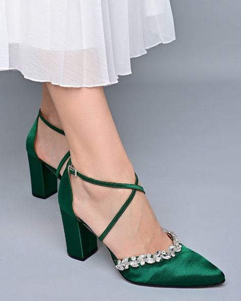 SALE Green Wedding Shoes Satin Block Heels Pointed Toe Dark - Etsy Greece Wedding Shoes Bow, Pump High Heels, Women Wedding Shoes, Dark Green Wedding, Bridesmaids Shoes, Bridesmaid Shoes, Satin Pumps, Womens Wedding Shoes, Green Wedding Shoes