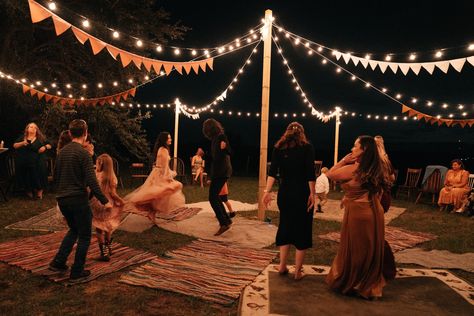 Outdoor Sweet 16 Party Ideas Fall, Sweet 16 Bonfire Party Ideas Backyards, Backyard Bonfire Engagement Party, Sweet Sixteen Bonfire Party Ideas, Backyard Sweet 16, Winter Bonfire Party Ideas, Campsite Reception, Sweet 16 Camping Party, Outdoor Wedding Reception Bonfire