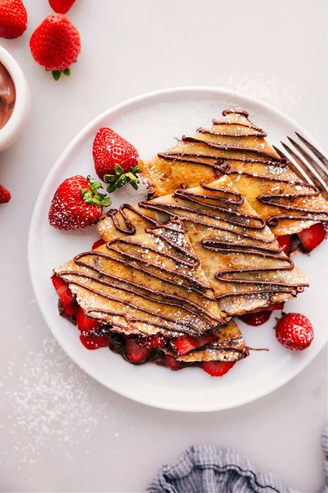 Nutella Crepes (With Strawberries!) - Chelsea's Messy Apron Crêpe Recipes Easy, Nutella Crepes Aesthetic, Crepes Toppings, French Crepes Aesthetic, Crepe Breakfast Ideas, Crepe Flavors, Crepes Photography, Aesthetic Crepes, Crepe Photography