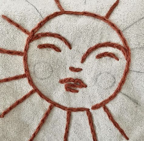 Sun Face Embroidery, Small Sun Embroidery, Sun Embroidery Pattern, Simple Embroidery Designs Drawings, 70s Embroidery, 90s Embroidery, Visible Mending Stitches, Hippie Embroidery, Sunshine Embroidery