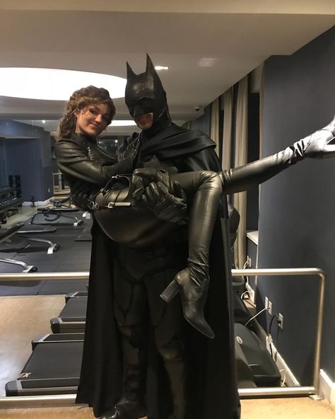 Behind-the-scenes photos posted by Lili Simmons give us a better look at Gotham's Catwoman and Batman costumes. Batman And Catwoman Costumes, Bruce And Selina, Gotham Cast, Gotham Tv Series, Gotham Series, Batman Costumes, Catwoman Cosplay, Gotham Tv, Gotham Batman