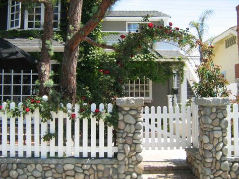 stone pillars for the house Diy Stone Fence, Front Yard Fence Ideas Driveway Gate Stone Pillars, Picket Fence On Stone Wall, White Picket Fence With Brick Pillars, Sandstone Fence Pillars, Fence With Stone Columns, Stone Pillar Fence, Stone Fence Columns, Driveway Columns