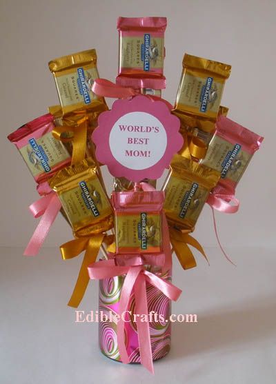 Mother’s Day Gifts to Make | Delicious Mother’s Day Candy Bouquet gift idea. This is a Ghirardelli chocolate bouquet. Pretty easy to make. Free Mother’s Day… Candy Gifts Ideas, Mother’s Day Diy, Mother’s Day Gift Ideas, Mother's Day Ideas, Candy Arrangements, Mothers Day Baskets, Diy Mother's Day Crafts, Candy Bouquet Diy, Homemade Mothers Day Gifts