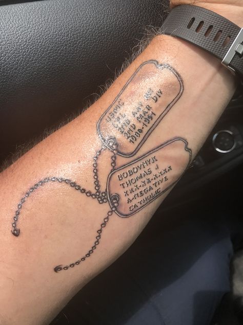 Navy Veteran Tattoo, Veteran Memorial Tattoo, Dog Tag Tattoo For Men, Air Force Tattoo For Women, Army Tattoo Ideas For Women, Dogtag Tattoo, Dog Tags Tattoo For Women, Army Mom Tattoos, Military Tattoo Ideas