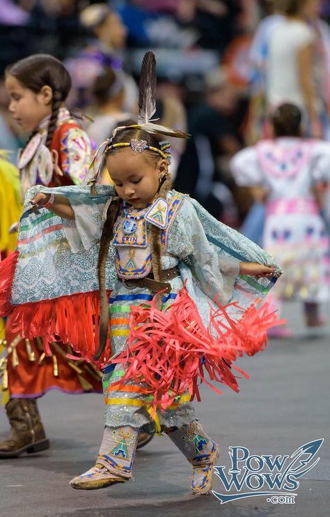 2015 Manito Ahbee Pow Wow | by Paul Gowder American Style Home, Fancy Shawl Regalia, Preschool Posters, Powwow Outfits, Fancy Shawl, Native Beauty, Native American Dance, Native American Dress, Powwow Regalia