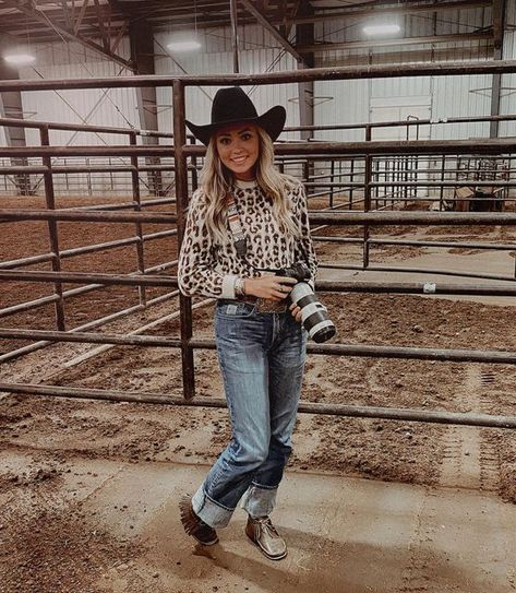 jenni kait ☆ on Instagram: "Wish I was playing cowboi w/ a camera📸 • • • #western #westernfashion #westernlifestyle #cowboyhat #cowgirlphotography #jennikaitphotography #ootdfashion #westernstyle #rodeophotography" Western Outfits Women Button Up, Button Up Western Outfit, Cute Western Button Up Shirts, Brown Button-up Shirt For Rodeo, Western Button-up Tops For Rodeo, Cowgirl Photography, Country Fits, Casual Country Outfits, Rodeo Shirts