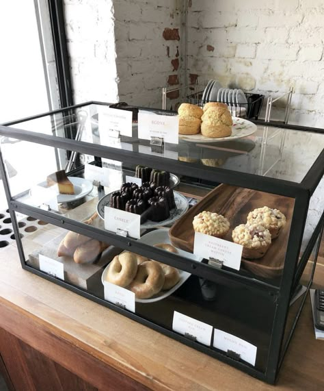 Cafe Food Display Ideas Coffee Shop, Bread Coffee Shop, Cafe Storage Ideas, Pastry Case Coffee Shop, Cafe Display Case, Bakery Case Display Ideas, Coffee Shop Display Ideas, Cafe Display Counter, Pastry Display Ideas