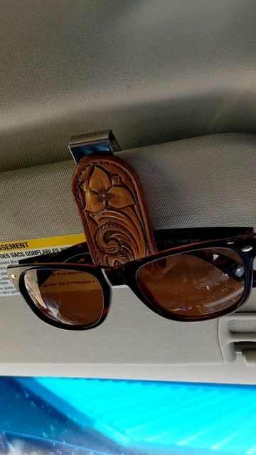 Car Sun Visor Decor, Sunglass Holder For Car, Sunglasses Holder For Car, Car Sunglass Holder, Car Inspo Interior Boho, Car Cd Holder, Cool Car Interior Ideas Aesthetic, 90s Car Interior, Car Diy Decor