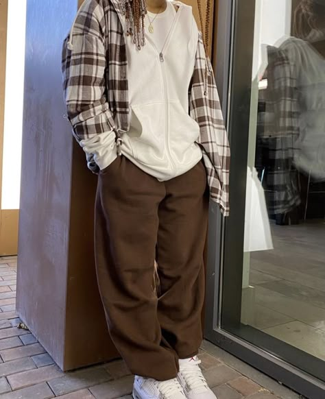 Brown Shirt Fall Outfits, Grey And Brown Outfit, Brown Pants Outfit, Street Style Outfits Casual, Cute Modest Outfits, Streetwear Fits, Baggy Clothes, Tomboy Outfits, Brown Outfit