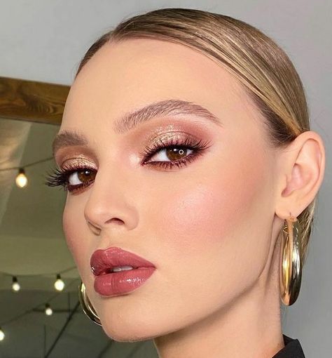 Grad Make Up, Glam Makeup Pale Skin, Pink And Golden Makeup Looks, Gold Pink Makeup, Make Up Pale Skin, Pink Rosy Makeup, Rose Gold Dress Makeup Look, Pink Gold Makeup, Makeup To Go With Gold Dress