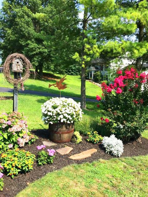 Country Garden Welcome Dream Garden Backyards, Front Lawn Landscaping, River Rock Garden, Tattoo Plant, Garden Vegetables, Fall Garden Vegetables, Recycled Garden, Farmhouse Garden, Front Yard Landscaping Ideas