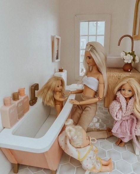 Aesthetic Barbie Doll Clothes, Barbie Roleplay Ideas, Barbie Rp Ideas, Aesthetic Doll Clothes, Barbie Bebe, Barbie Bathroom, Realistic Barbie, Barbie Diy Accessories, Barbie House Furniture