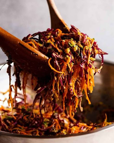 Wooden spoons tossing Cabbage and Carrot Thoran-style salad (Indian Salad) Recipes With Cabbage, Indian Cabbage, Salad Indian, Ella Vegan, Indian Salad, Vegetable Samosa, Indian Salads, Cabbage Carrot, Spinach Curry