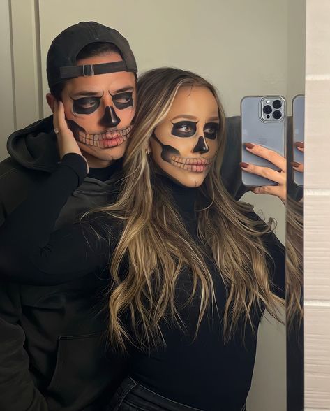 Couple Customers Halloween, Couple Halloween Makeup Ideas, Couple Skeleton Costume, Couples Halloween Makeup, Disfraz Couple, Couples Halloween Costumes Creative, Halloween Customer, Halloween Makeup Clown, Halloween Duos