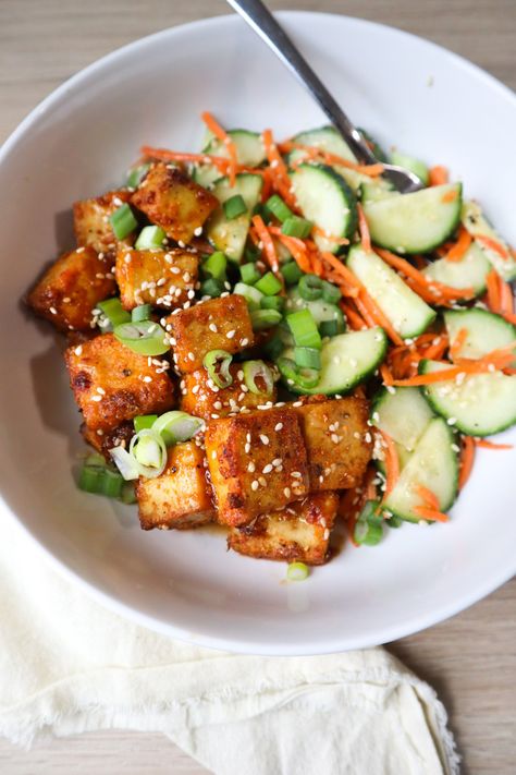 CRISPY SWEET & SPICY TOFU WITH CUCUMBER SALAD Budget Grocery, Packed Meals, Quinoa Spinach, Lunch Prep, Protein Packed Meals, Sweet And Spicy Sauce, Edamame Beans, Grocery Haul, Baked Tofu