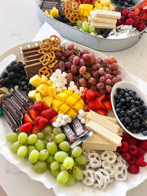 dessert charcuterie board on display Fruit And Cheese Dessert Platter, Healthy Dessert Charcuterie Board, Fruit And Desert Charcuterie Board, Fruit And Sweets Charcuterie Board, Healthy Dessert Board, Charcuterie Inspiration Birthday, Fruit Snack Board, Fruits Charcuterie Board, Charcuterie Board Desert