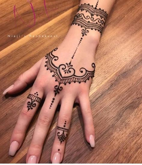 Henna Motive, Small Henna Designs, Henne Tattoo, Cute Henna Tattoos, Jagua Henna, Henna Inspired Tattoos, Cute Henna, Tato Henna, Henna Tattoo Hand