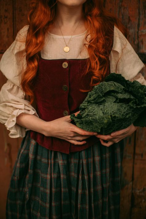 Hobit Clothes, Cozy Hobbit Aesthetic, The Hobbit Outfits, Women Hobbit Costume, Female Hobbit Outfit, Female Hobbit Costume, Hobbit Attire, Hobbit Costume Female, Hobbit Core Outfits