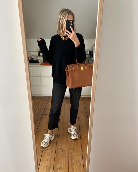 mum_mode_and_surgery | Uniforme: pull en cachemire / jean / baskets et accessoires 🙌🏻 (Look d’un autre jour….) Pull cachemire (old) @zara #zara #zarawoman… | Instagram Mum Uniform, Mom Wardrobe, Mum Fashion, Cozy Style, Cozy Fashion, Capsule Wardrobe, Surgery, Baskets, Zara