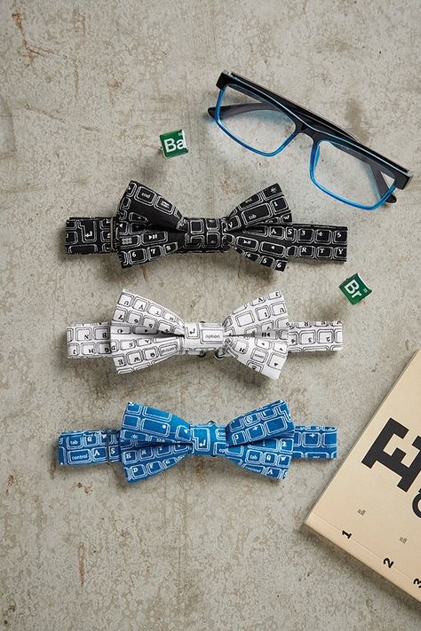 How To Make Bowties, Basic Sewing Kit, Geeky Craft, Leather Bow Tie, Crocheting Ideas, Quilt Sewing Patterns, Sewing Magazines, Stitch Gift, Diy Gift Ideas