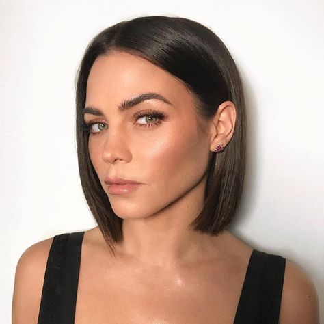 25 Celeb-Approved Ways to Wear Coffee Brown Hair Coffee Brown Hair, Messy Bob Hairstyles, Classic Haircut, Wavy Bob Hairstyles, Short Brown Hair, Bob Hairstyles For Fine Hair, Peinados Fáciles Para Cabello Corto, Short Bob Haircuts, Short Bob