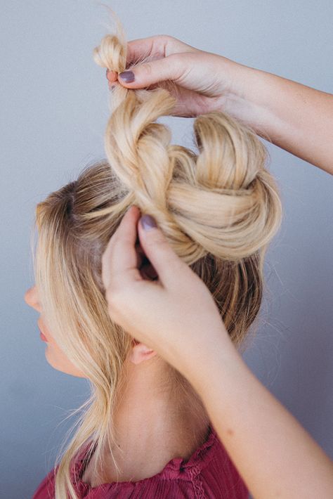 Hair How-To: An Effortless Top Knot Tutorial From Amber Fillerup Clark - Lauren Conrad Knotted Messy Bun Tutorial, Claw Clip Top Knot Tutorial, Loose Braids Messy Tutorial, Scrunchie Top Knot, Loose Braid Updo Tutorial, Knotted Bun Tutorial, Easy Top Knot, Top Knot Tutorial, Messy Top Knots