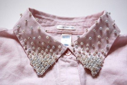 Learn how to embellish a shirt collar with pearls Diva Design, Embellished Collar, Old Shirts, Beaded Collar, Diy Couture, Handmade Fashion, Upcycle Clothes, Shirt Collar, Sewing Inspiration