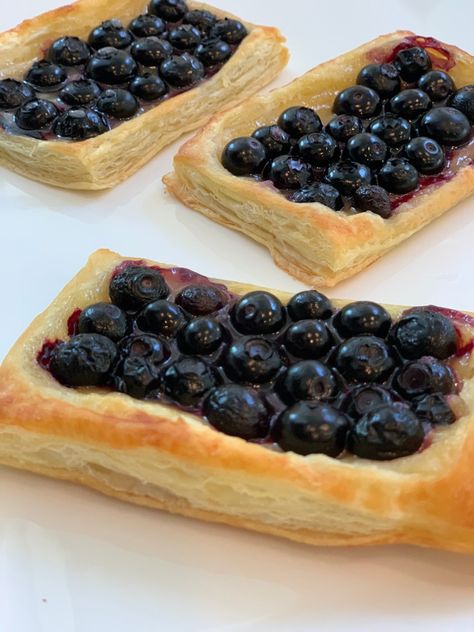 Blueberry Lemon Curd Pastries Recipes Using Lemon Curd, Blueberry Lemon Curd, Gourmet Brunch, Lemon Curd Dessert, Blueberry Recipes Breakfast, Recipe Using Lemons, Blueberry Tart, Lemon Curd Recipe, Bottomless Mimosas