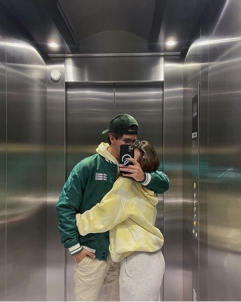 Behind The Net Aesthetic, Couple Elevator Pics, Party Couple Pictures, Couple Picture Ideas Instagram, Cute Couple Aesthetic, Kiss On The Cheek, Playful Poses, Couple Aesthetics, 사진 촬영 포즈