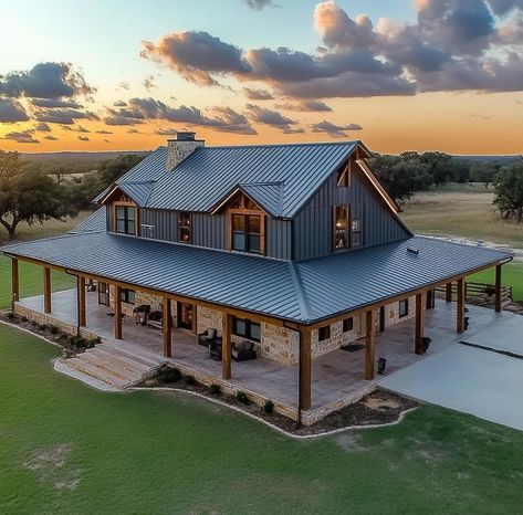 Rustic Country House Exterior, Unique Farmhouse Exterior, Luxury Homestead, Barndominium Styles, Barndo Exterior, Rustic Country House, Country House Exterior, Tudor Houses, House With Land