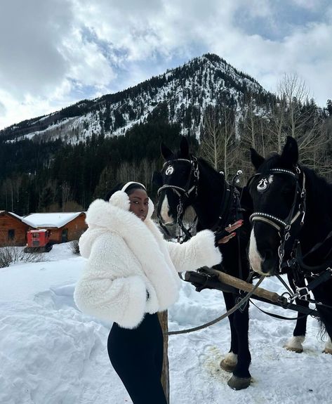 Ski Fit, Ski Trip Outfit, Ski Aesthetic, Cabin Trip, High Horse, Snow Trip, Ski Girl, Winter Inspo, Snow Outfit